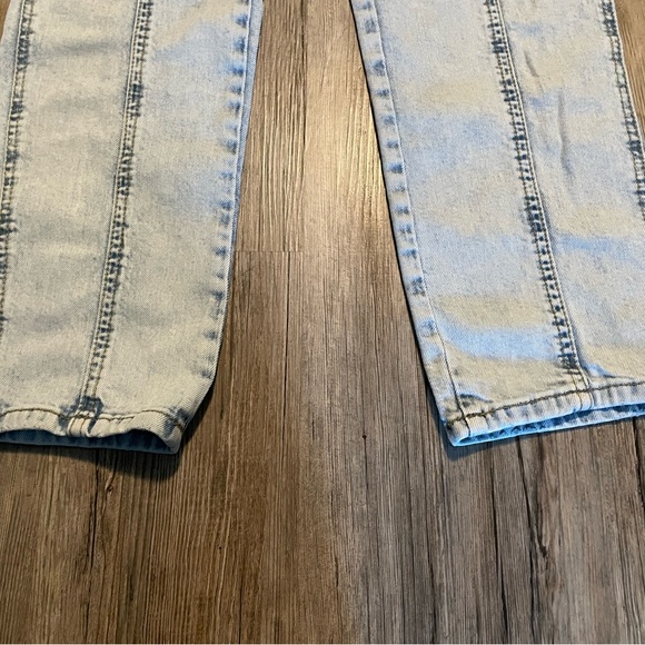 Universal Thread Light Blue High Rise Skim Straight Jeans white washed - Picture 3 of 4